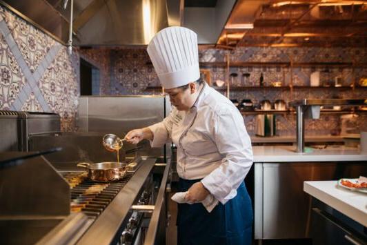 一位受人尊敬的厨师在位于圣路易的丽思卡尔顿酒店Casa Don Alfonso的火炉旁掌勺. Louis.