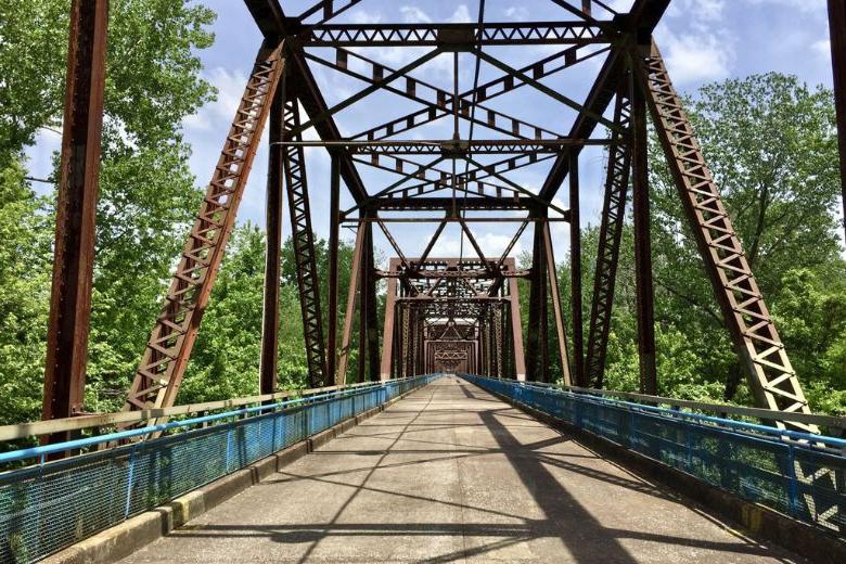 老岩链桥是一座一英里长的人行桥，位于圣路易斯市北部边缘. 路易.