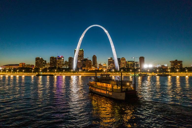 密西西比河大桥拱门上的河船提供夜间航行.