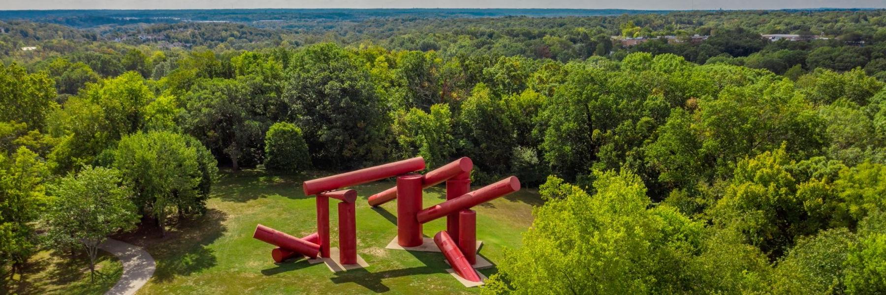 Laumeier雕塑公园的户外雕塑《The Way》以巨大的红色圆柱体为特色.