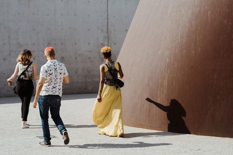普利策艺术基金会(普利策艺术基金会)在安藤忠雄(Tadao Ando)设计的一栋建筑中收藏了引人入胜的现代艺术作品，作为与内部作品对话的一种方式.