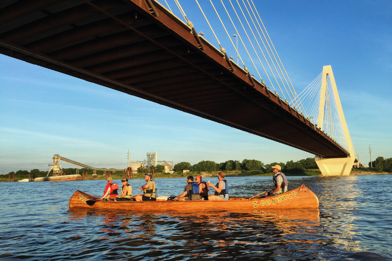 总部设在St. 路易, 泥泞大冒险带领人们在密西西比河上划独木舟.