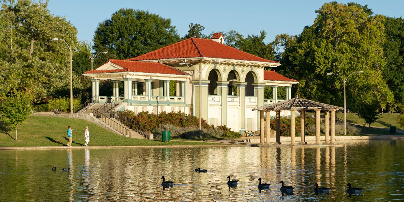 在阳光明媚的日子里，居民和游客都喜欢在圣路易斯市的Carondelet公园度过时光. 路易.