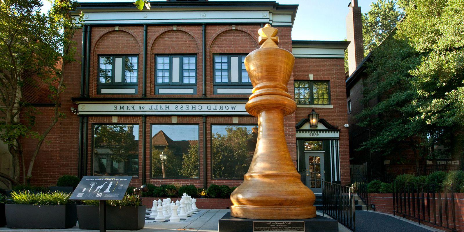 在中央西区, the world’s largest chess piece stands in front of the 世界象棋名人堂.