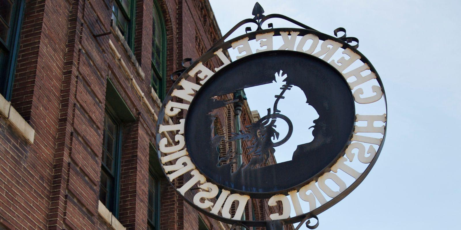 特色标志标志着切罗基古董街的六个街区及其独立拥有和经营的场所.
