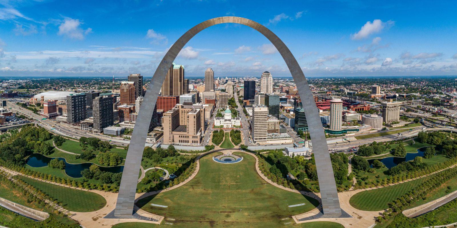 Downtown St. Louis starts at the banks of the Mississippi River, where you’ll find Gateway Arch National Park.