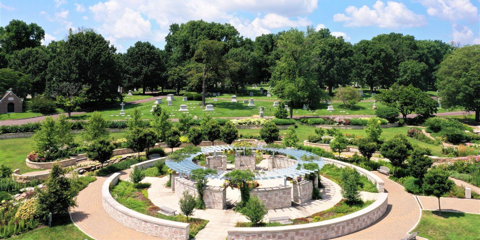 在北郡, visitors can explore off-the-beaten-path attractions such as Bellefontaine公墓 和 Arboretum.