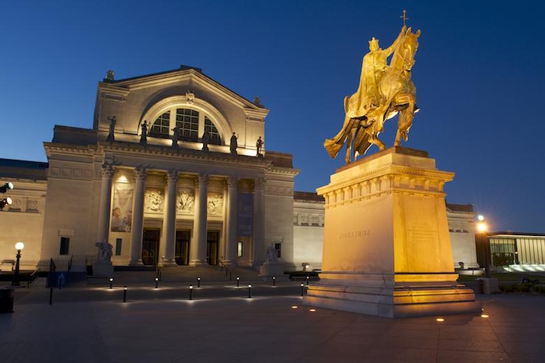 圣徒的神化. 路易, a statue representing King 路易 IX of France, sits in front of the 圣路易斯艺术博物馆.