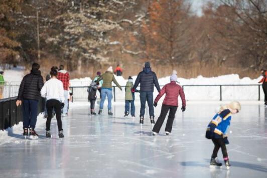森林公园的斯坦伯格溜冰场是圣路易斯市最适合家庭的户外冒险活动之一. 路易.