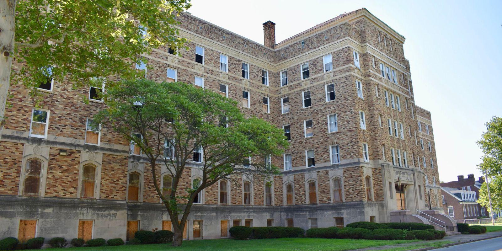 位于小镇, 萨姆纳高中是密西西比河以西第一所为黑人学生提供中等教育的学校.