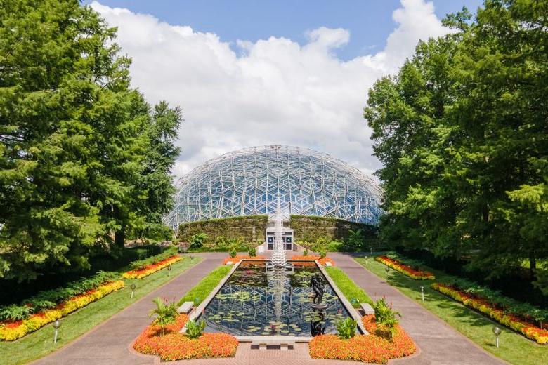 密苏里植物园的气候馆是第一个被用作温室的测地线圆顶.