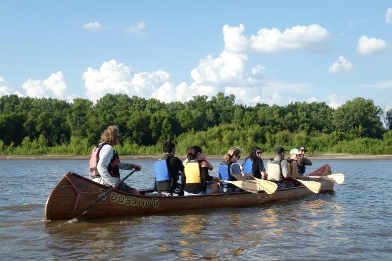 大泥泞探险公司带领游客在密西西比河和密苏里河上游览.