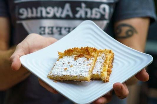 Rich, moist and tender, gooey butter cake is one of St. 路易' most emblematic eats.