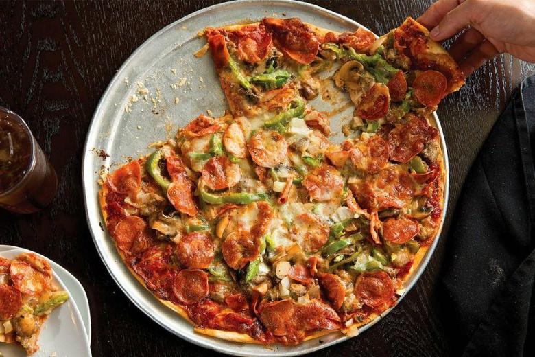 薄皮，方切St. 路易式披萨是该地区最具代表性的食物之一.