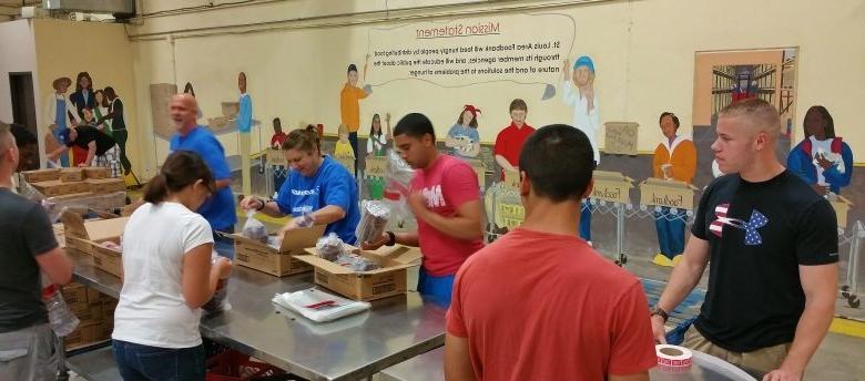 志愿者们在十大最大的网络彩票平台斯地区食物银行.