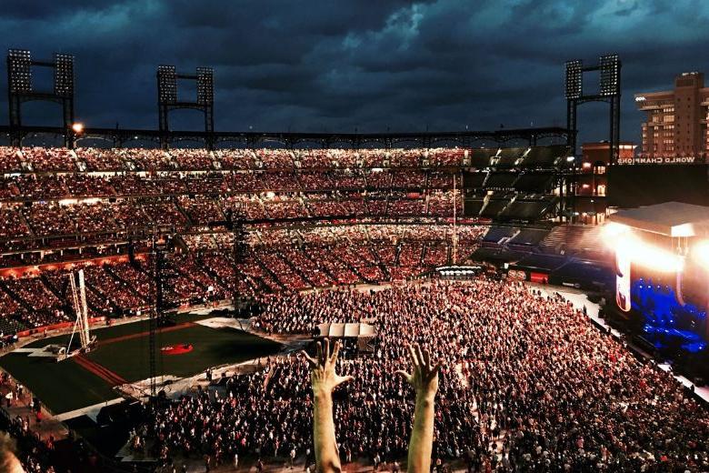 保罗·麦卡特尼在布希体育场为成千上万的粉丝演奏.