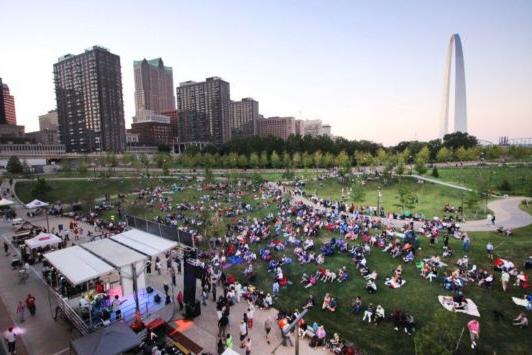 Blues at the Arch invites people to listen to live blues music in 网关拱 National Park.