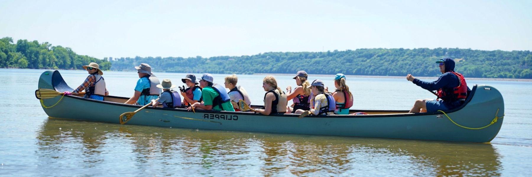 Big Muddy Adventures带领导游沿着密西西比河和密苏里河游览.