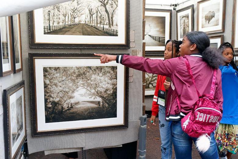 圣路易斯艺术博览会吸引了各种高品质的艺术家和热情的艺术爱好者到克莱顿.