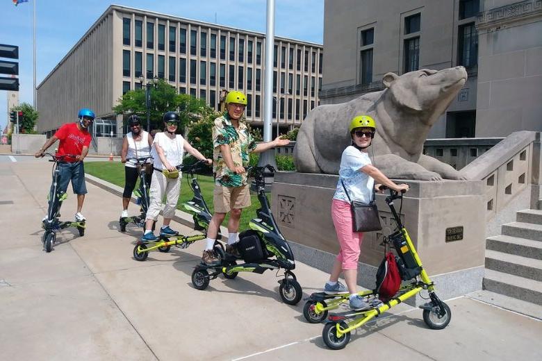 Trikke STL带领导游游览St. 路易斯骑着三轮电动车.