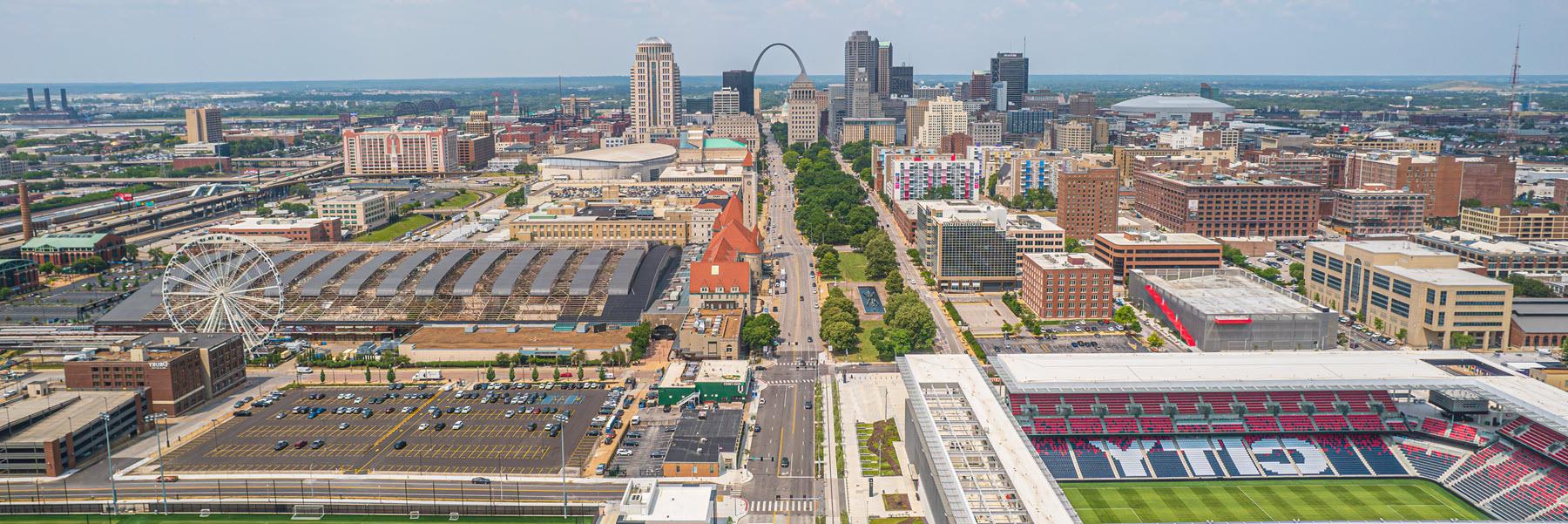 从空中俯瞰市中心的St. Louis.