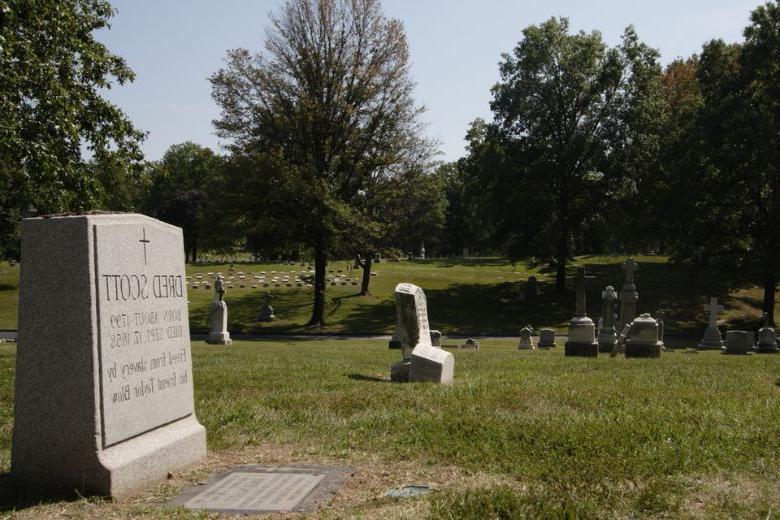 Calvary Cemetery preserves St. 路易' military 历史.