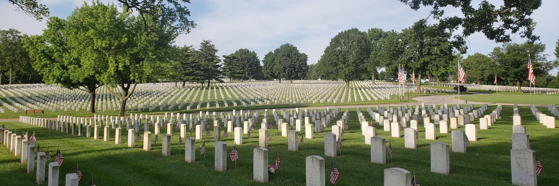 杰斐逊兵营 National Cemetery preserves St. 路易斯在《美国梦》中扮演的迷人角色.S. 军事历史.