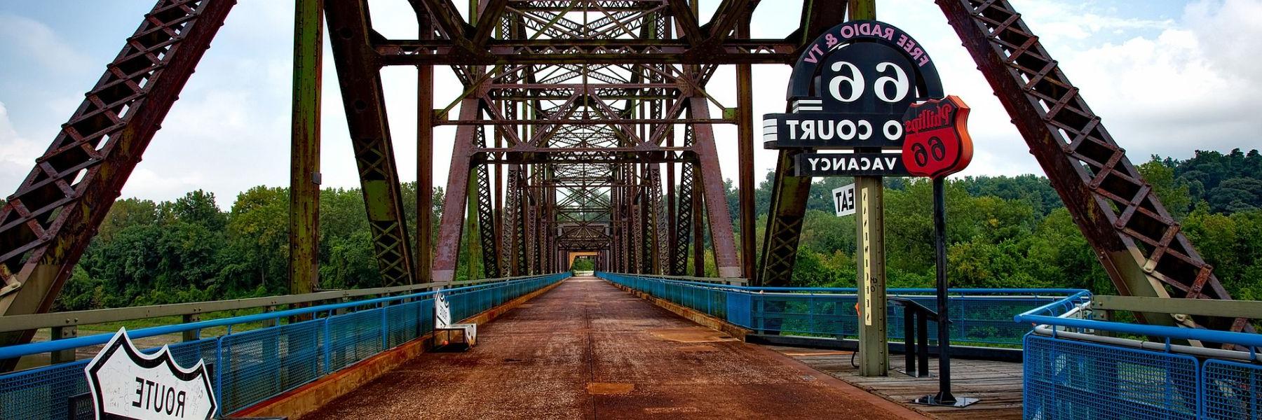 老岩链桥是66号公路上最初的密西西比河交叉点.