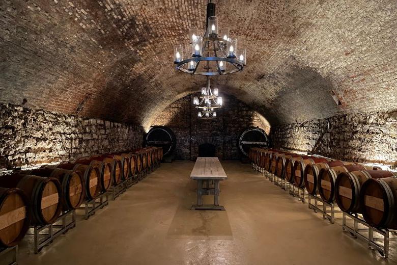 游客可以参观芒特普莱森特庄园的酒窖.