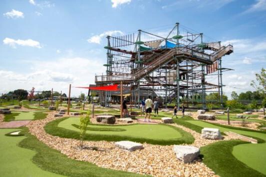 RYZE冒险公园有一个有100多个障碍的冒险塔，还有一个18洞的微型高尔夫球场.