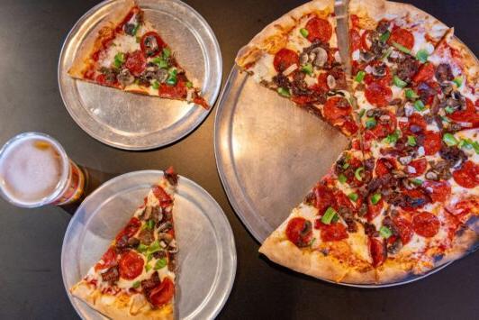 在苏拉德，Epic Pizza & Subs serves hot pizza and cold beer.