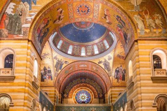 Cathedral Basilica of St. 路易 houses the largest mosaic collection in the world outside Russia.