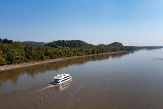 “奥古斯塔小姐”是一艘豪华游艇，提供密苏里州葡萄酒之乡的公共游船和私人包机服务.