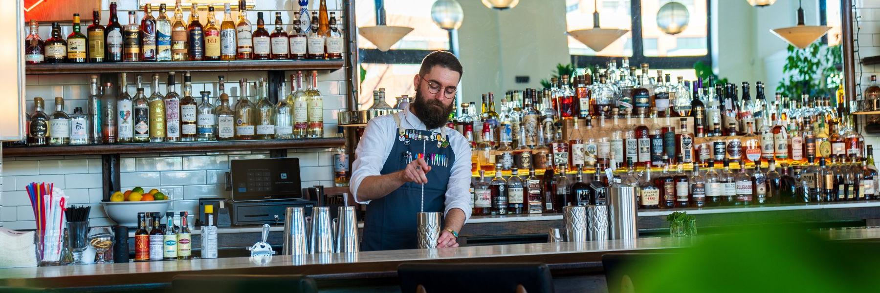 Bar manager Jeramy White mixes drinks at Olive 和 Oak.