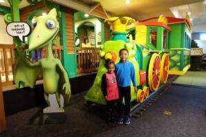 《恐龙火车:巡回展览》是根据美国公共广播公司儿童电视连续剧改编的.